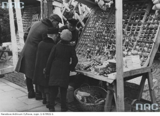 Biedniejsi warszawiacy musieli się zadowolić zakupami na targowiskach pod gołym niebem.