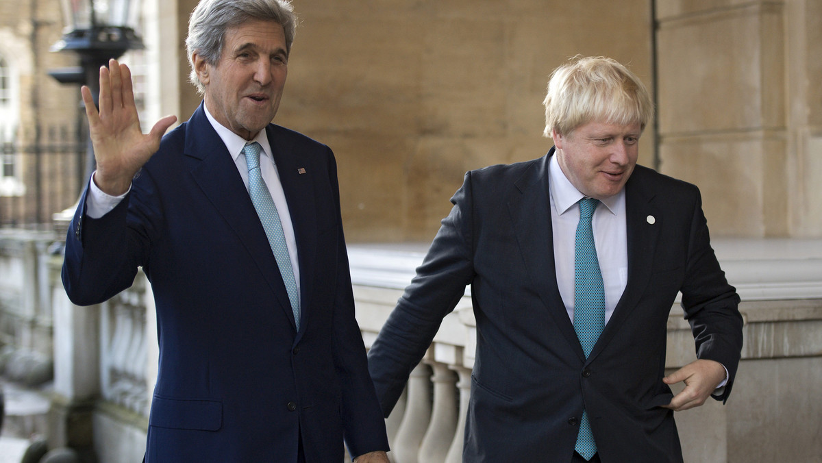 Stany Zjednoczone i Wielka Brytania rozważają nałożenie nowych sankcji gospodarczych na Syrię i Rosję za ich działania w Aleppo, gdzie dochodzi do bombardowania cywilów - powiedział w Londynie szef amerykańskiej dyplomacji John Kerry.
