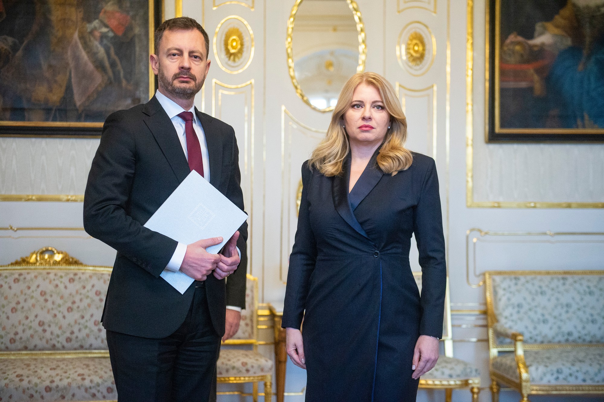 Dočasne poverený predseda vlády SR Eduard Heger (OĽANO) a vpravo prezidentka SR Zuzana Čaputová počas aktu dočasného  poverenia riadením ministerstva financií.