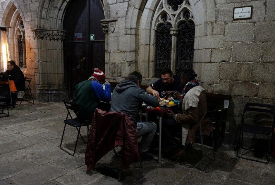 Za beskućnike u Barseloni obezbeđen je božićni obrok u Crkvi svete Ane | Foto: REUTERS/Bruna Casas