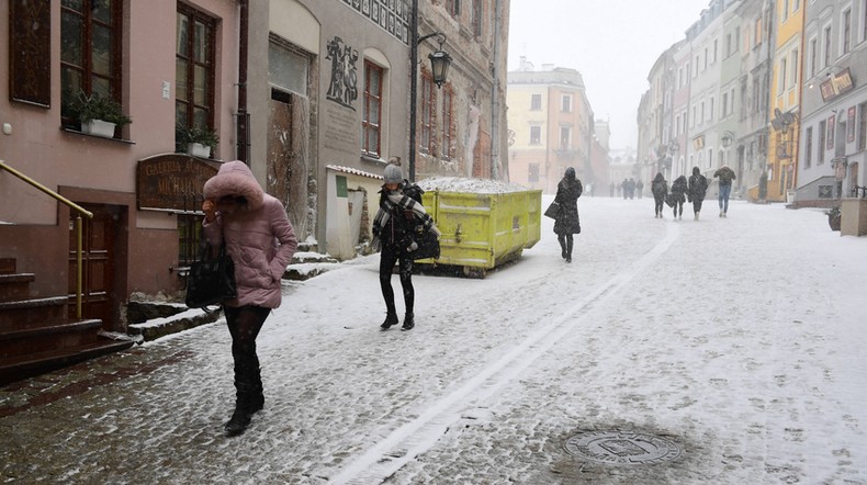 IMGW ostrzega przed oblodzeniami i silnym wiatrem