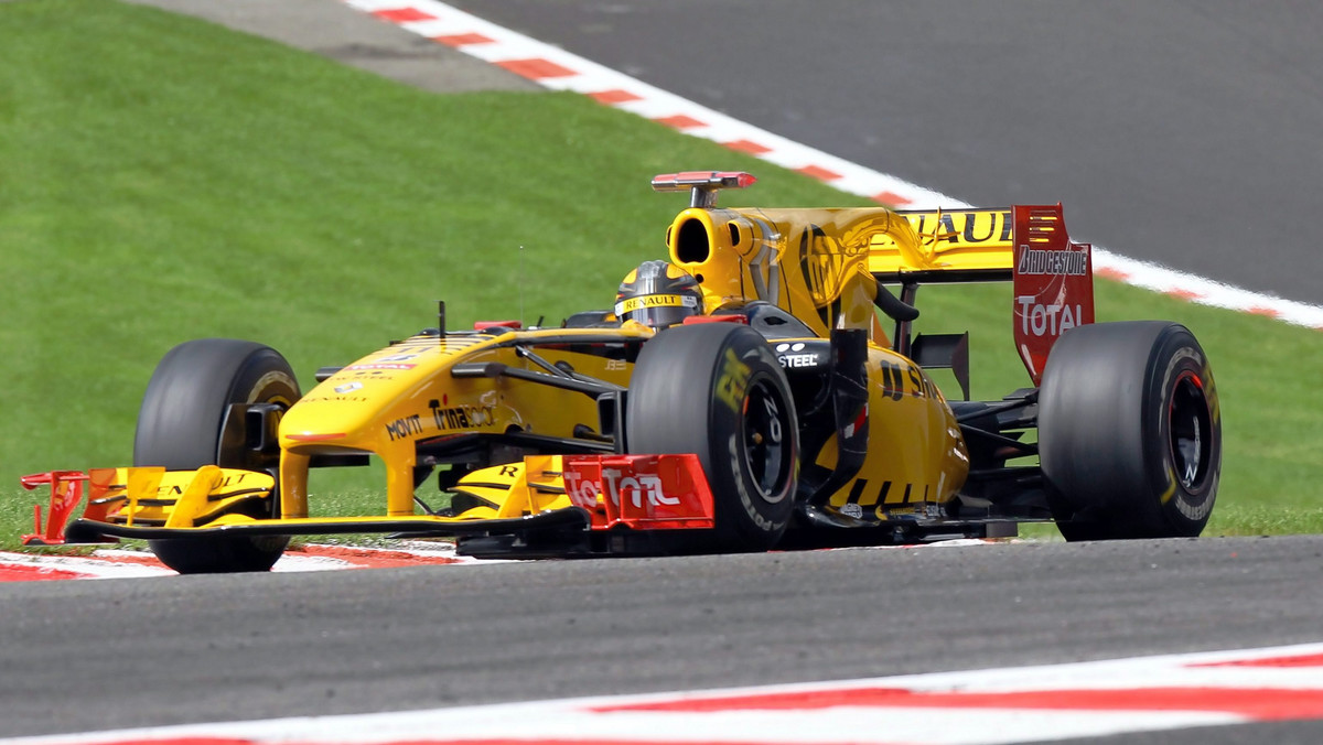 Podczas piątkowych treningów przed niedzielną Grand Prix Włoch, która odbędzie się na torze Autodromo Nazionale w Monzy, najlepiej zaprezentował się Sebastian Vettel z teamu Red Bull Racing. Niemiec w pierwszej sesji osiągnął drugi czas, a po południu nie dał szans rywalom osiągając czas 1.22,839. Robert Kubica, czwarty po pierwszym treningu, w drugiej sesji długo utrzymywał piątą pozycję ale ostatecznie uzyskał ósmy czas (1.23,709).