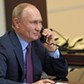 Prezydent Rosji Władimir Putin rozmawia przez telefon