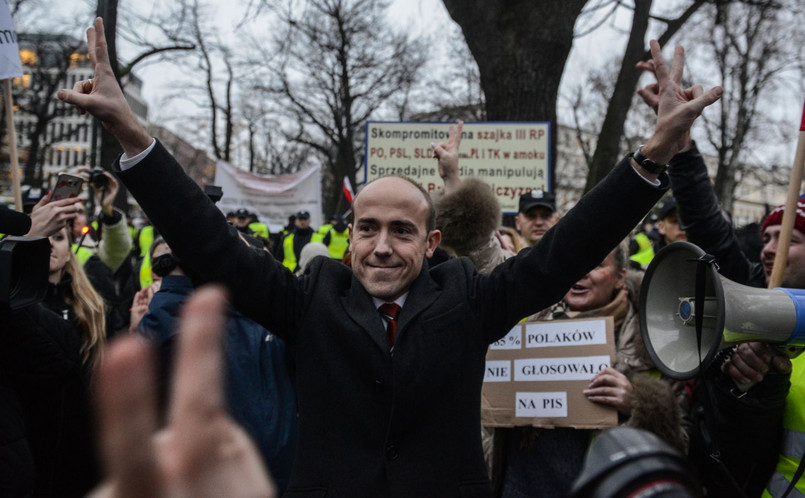 Borys Budka, były minister sprawiedliwości wśród uczestników manifestacji zorganizowanej przez Komitet Obrony Demokracji przed siedzibą Trybunału Konstytucyjnego w Warszawie