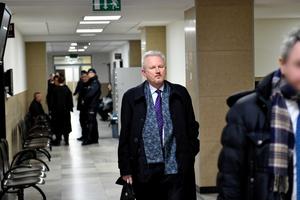 Były wiceszef Komisji Nadzoru Finansowego Wojciech Kwaśniak (C) na korytarzu sądowym