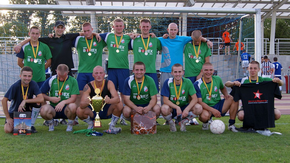 Drużyna Grajki Sieradz zwyciężyła w pierwszym turnieju półfinałowym Mistrzostw Polski Playarena. W meczu decydującym o piłkarskim mistrzostwie Zachodu, Grajki wygrały po rzutach karnych z KPR Nysa 3:2 (0:0).