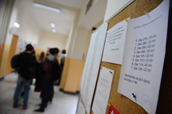 (VIDEO) Đaci iz Pančeva tražili profesorki da im odloži test na taj način da je papire morala da vrati u fioku: Evo šta  su uradili