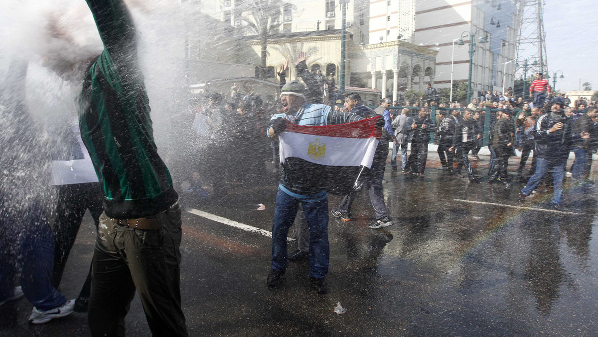 Na ulicach największych egipskich miast setki demonstrantów protestują przeciwko rządom prezydenta Hosni Mubaraka. Jednym z kroków, jakie władze Egiptu podjęły by ograniczyć skalę tych protestów było całkowite odcięcie kraju od internetu. W jaki sposób rządzącym udało się - zastanawia się redakcja serwisu huffingtonpost.com.