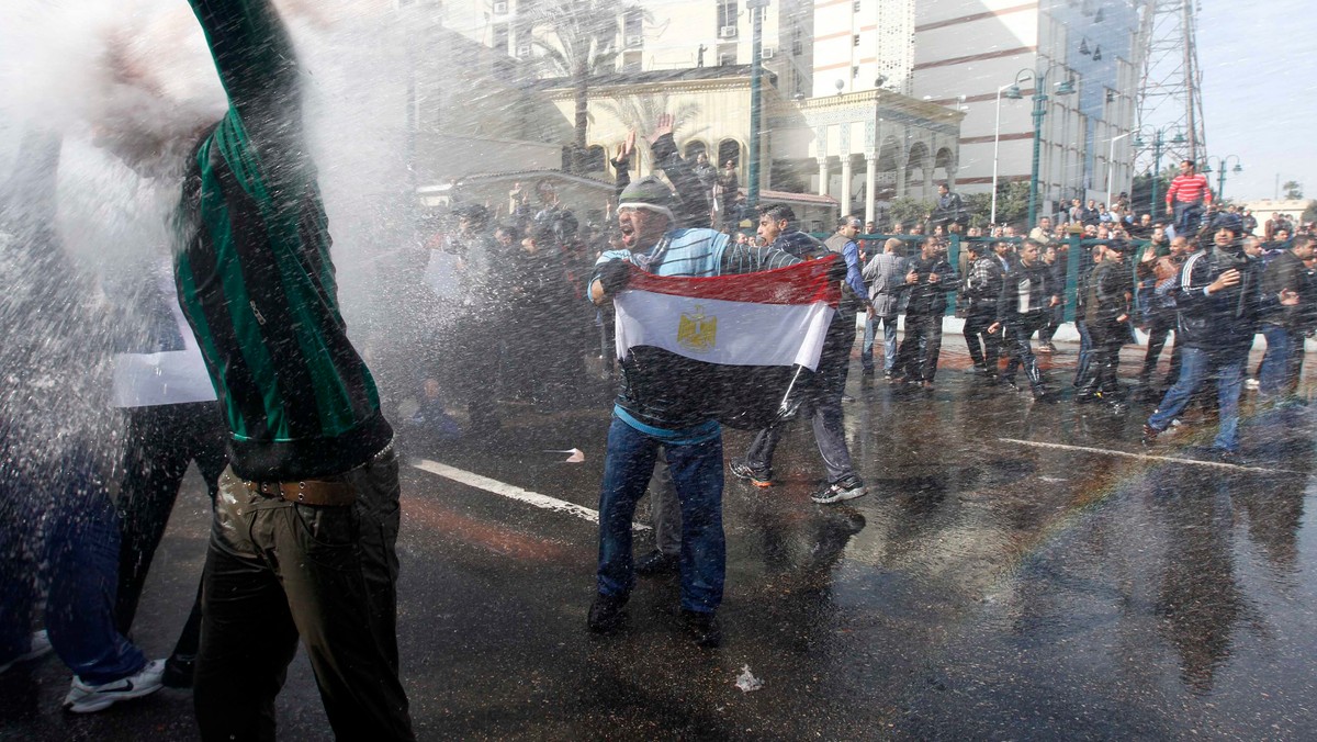 Na ulicach największych egipskich miast setki demonstrantów protestują przeciwko rządom prezydenta Hosni Mubaraka. Jednym z kroków, jakie władze Egiptu podjęły by ograniczyć skalę tych protestów było całkowite odcięcie kraju od internetu. W jaki sposób rządzącym udało się - zastanawia się redakcja serwisu huffingtonpost.com.