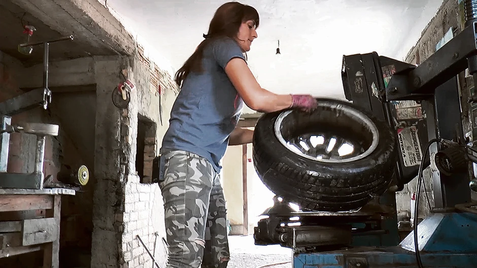 Muškarci sumnjaju u njene sposobnosti dok je ne vide kako spretno barata alatom