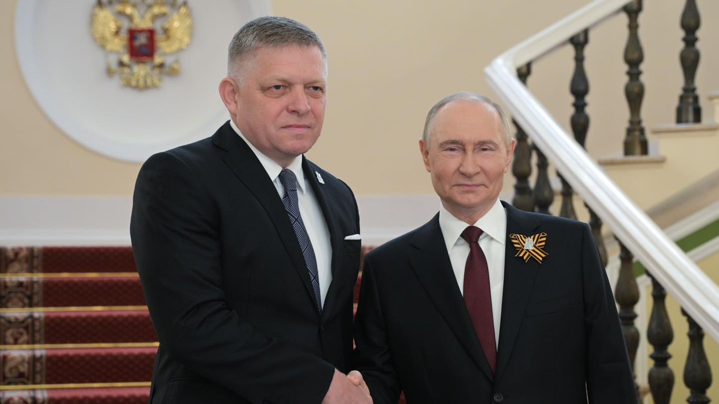Robert Fico si podáva ruku s Vladimirom Putinom v Moskve