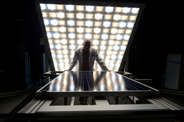 Dzięki symulatorowi Słońca naukowcy mogą prowadzić badania eksploatacji paneli fotowoltaicznych na farmach słonecznych. (mr) PAP/Marcin Obara