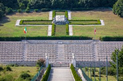 Wieńce z sierpem i młotem na Monte Cassino. Ambasada reaguje