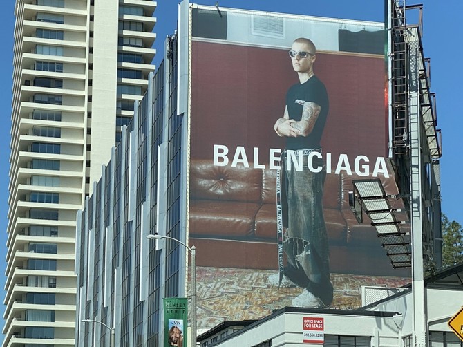 Balenciaga opet na meti kritika zbog dizajna