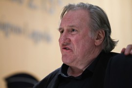 "Istina je, ZGRABIO SAM JE ZA BOKOVE, ali nisam hteo da je PIPAM" Žerar Depardje izneo SRAMNU ODBRANU, pa se još više zakopao i sad je jasno da je SVE VREME GNUSNO LAGAO