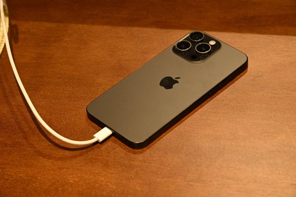 Kako produžiti život baterije na "ajfonu": Ovaj trik Apple preporučuje, a korisnici ignorišu