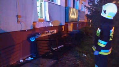 Zarwał się balkon. 30-letnia ciężarna i 28-letni mężczyzna runęli na ziemię [FOTO]