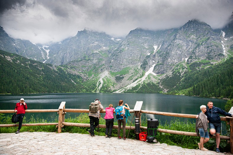 Turyści nad Czarnym Stawem, Tatry