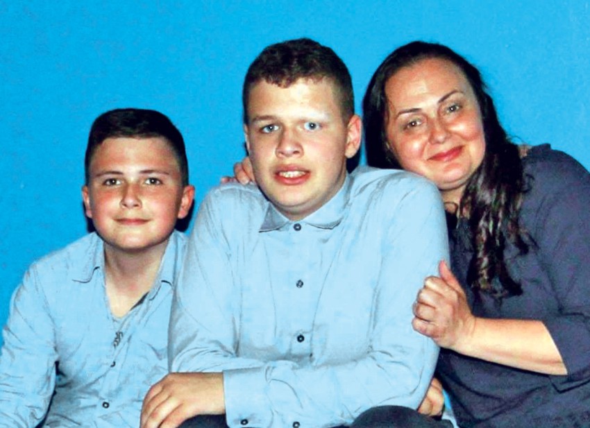 Stefan sa bratom i majkom