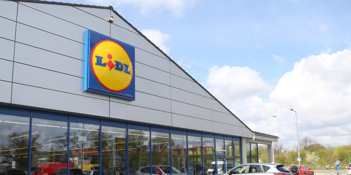 Lidl w komunikacie przypomina, że wprowadził wiele zabezpieczeń mających na celu zapewnienie ochrony pracowników oraz klientów w trakcie epidemii.