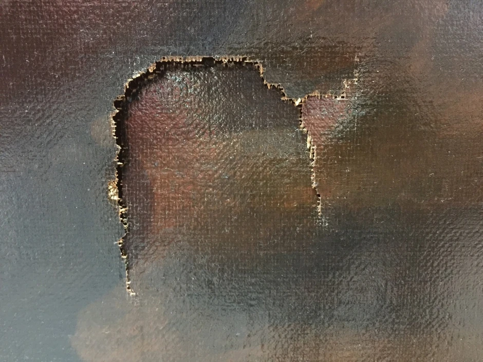 Rupa koju je dečak napravio pesnicom