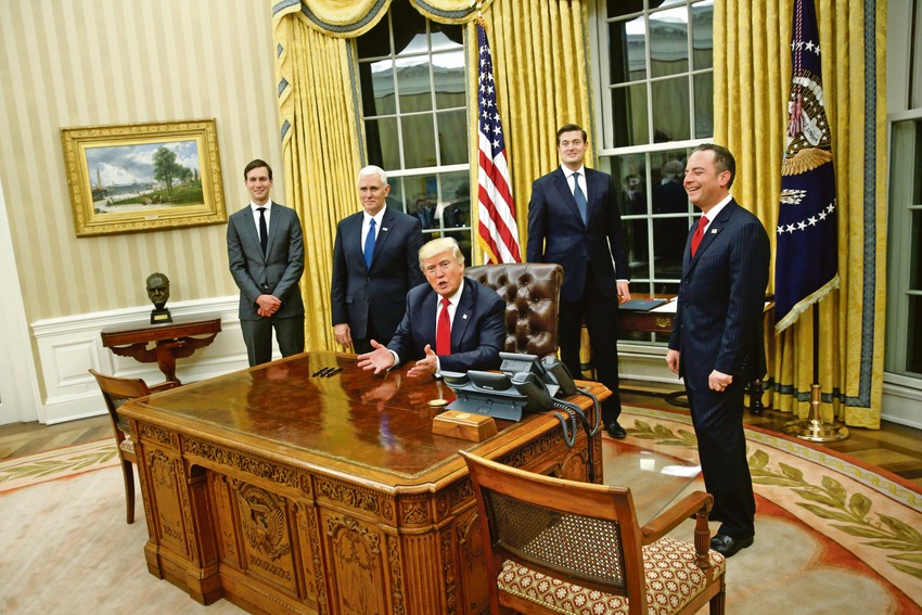 Donald Tramp u Ovalnoj sobi (bista Vinstona Čerčila u pozadini)