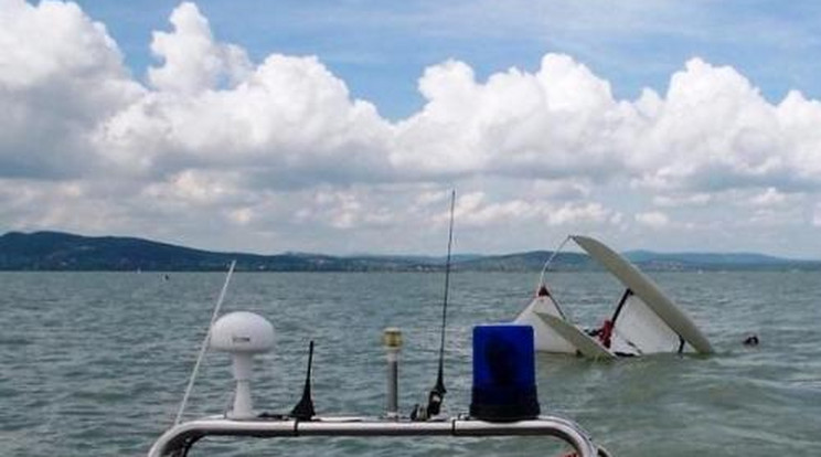 Felborult a hajó a Balatonban - fotó!