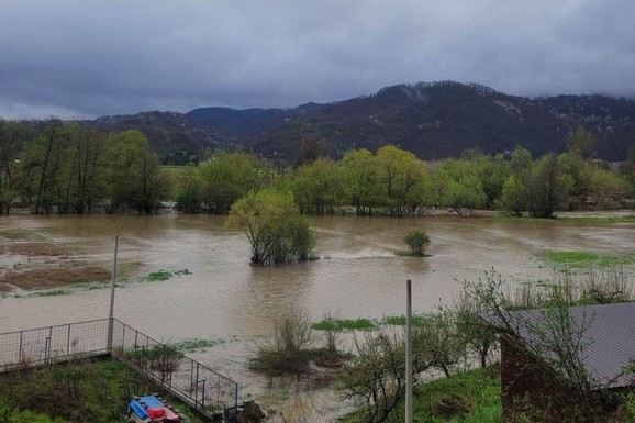 (FOTO) IZLILA SE ZAPADNA MORAVA! Apokaliptične scene kod Požege: Polja potopljena, putevi prekinuti!