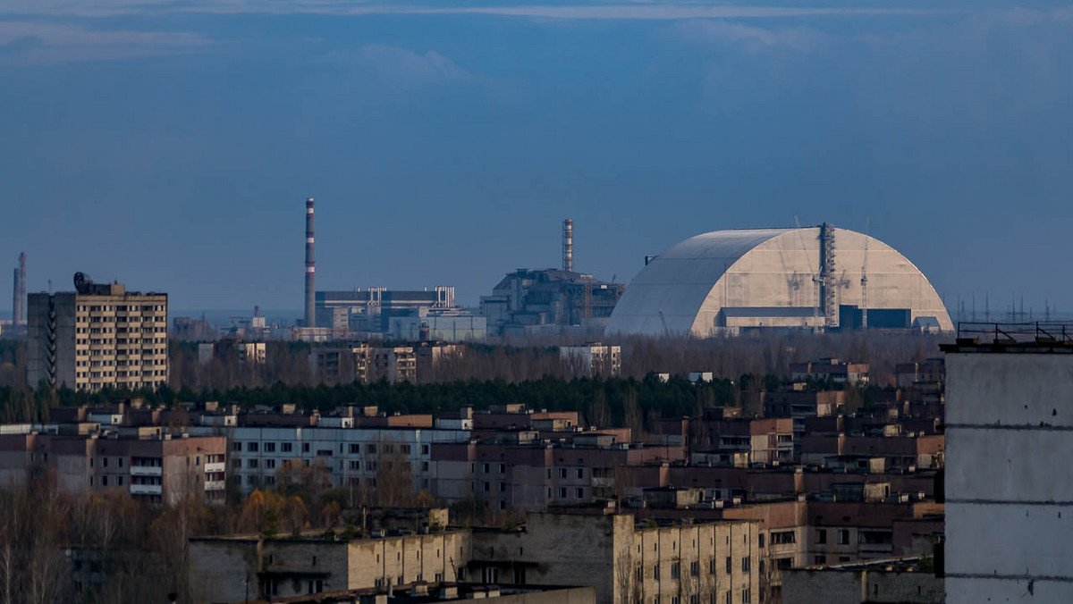 Hakerzy, którzy zaatakowali dziś wiele banków i instytucji państwowych na Ukrainie, zarazili wirusem sieć komputerową nieczynnej elektrowni atomowej w Czarnobylu. Systemy technologiczne stacji działają w zwykłym trybie - poinformowały władze.