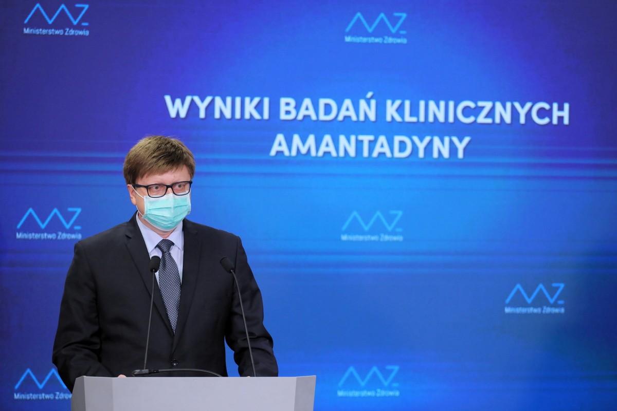 Kierownik Katedry i Kliniki Pneumonologii Śląskiego Uniwersytetu Medycznego prof. Adam Barczyk podczas konferencji prasowej w siedzibie Ministerstwa Zdrowia w Warszawie, 11 bm.
