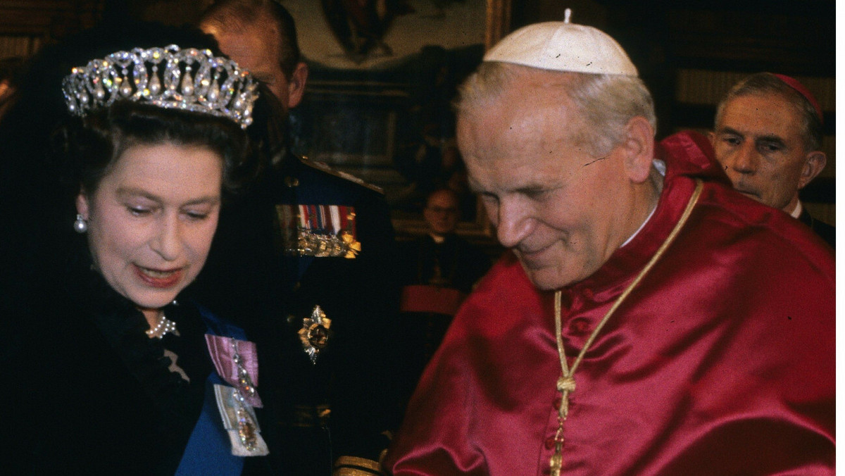 Elżbieta II spotkała się z pięcioma papieżami. Wizyta Polaka była historyczna