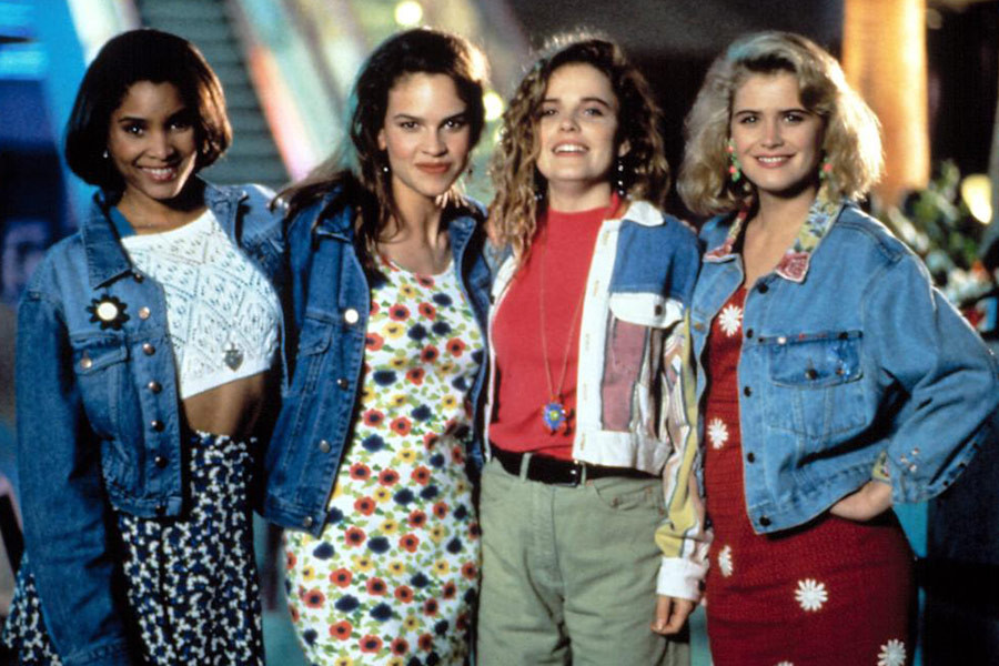 Hilary Swank jako Kimberly Hannah w filmie "Buffy - postrach wampirów" (1992). Na zdjęciu także: Kristy Swanson, Paris Vaughan i Michele Abrams