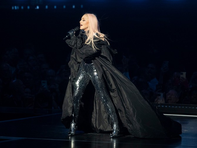 Madona održala najvulgarniji koncert - muškarac je pipkao po intimnoj zoni na sceni