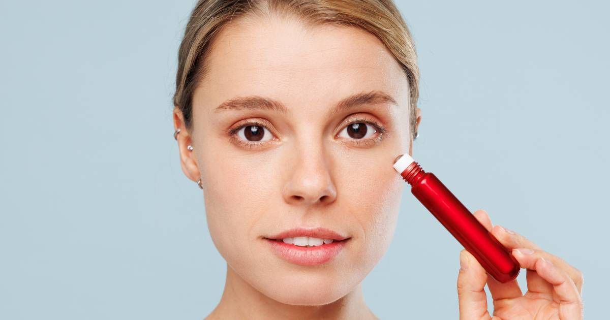 Ten krem pod oczy z masażerem wypełnia zmarszczki i dolinę łez! Redukuje sińce w trymiga