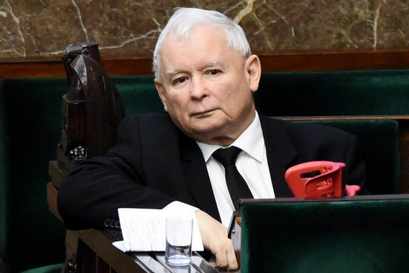 Jarosław Kaczyński wjechał na cmentarz limuzyną