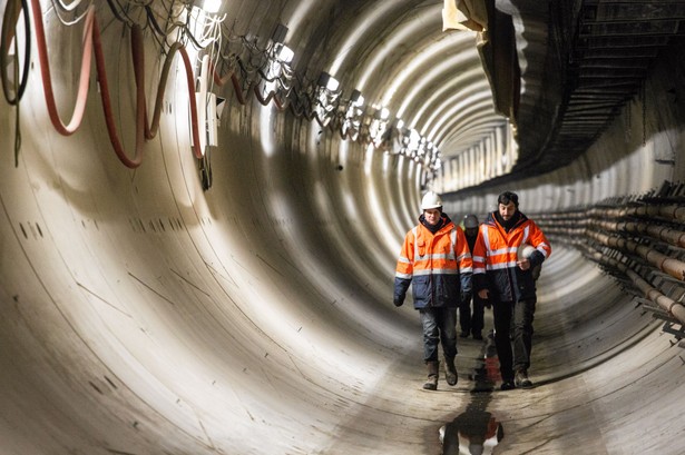 Rzecznik konsorcjum budującego metro, Mateusz Witczyński, poinformował dziennikarzy, że na stacji zakończono prace konstrukcyjne.