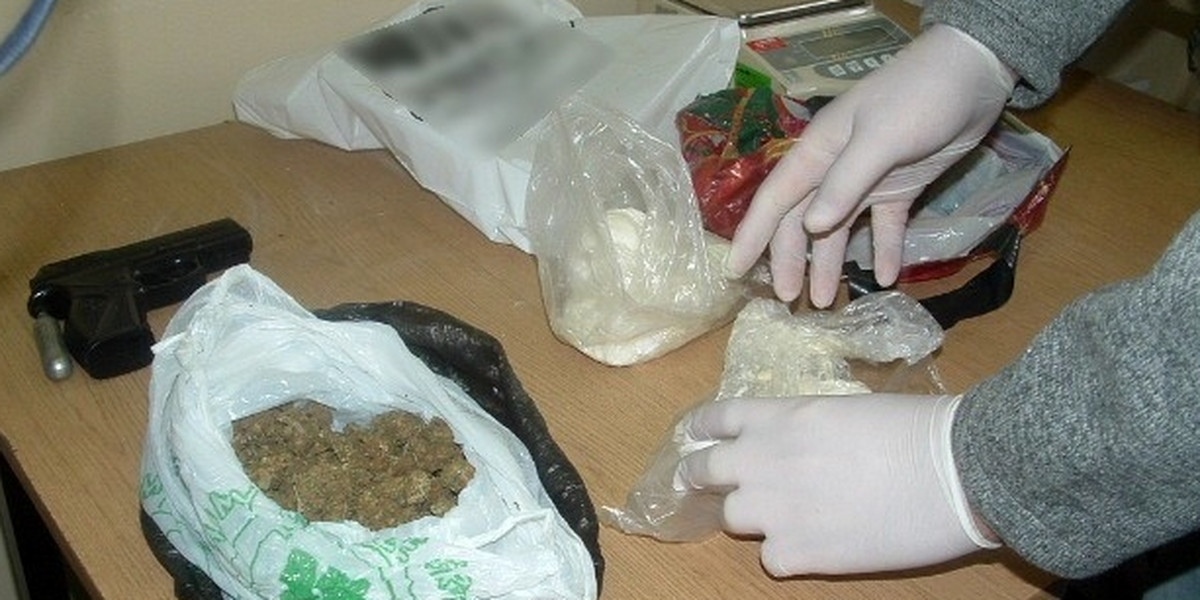 Policjanci znaleźli 10 tys. porcji narkotyków i broń