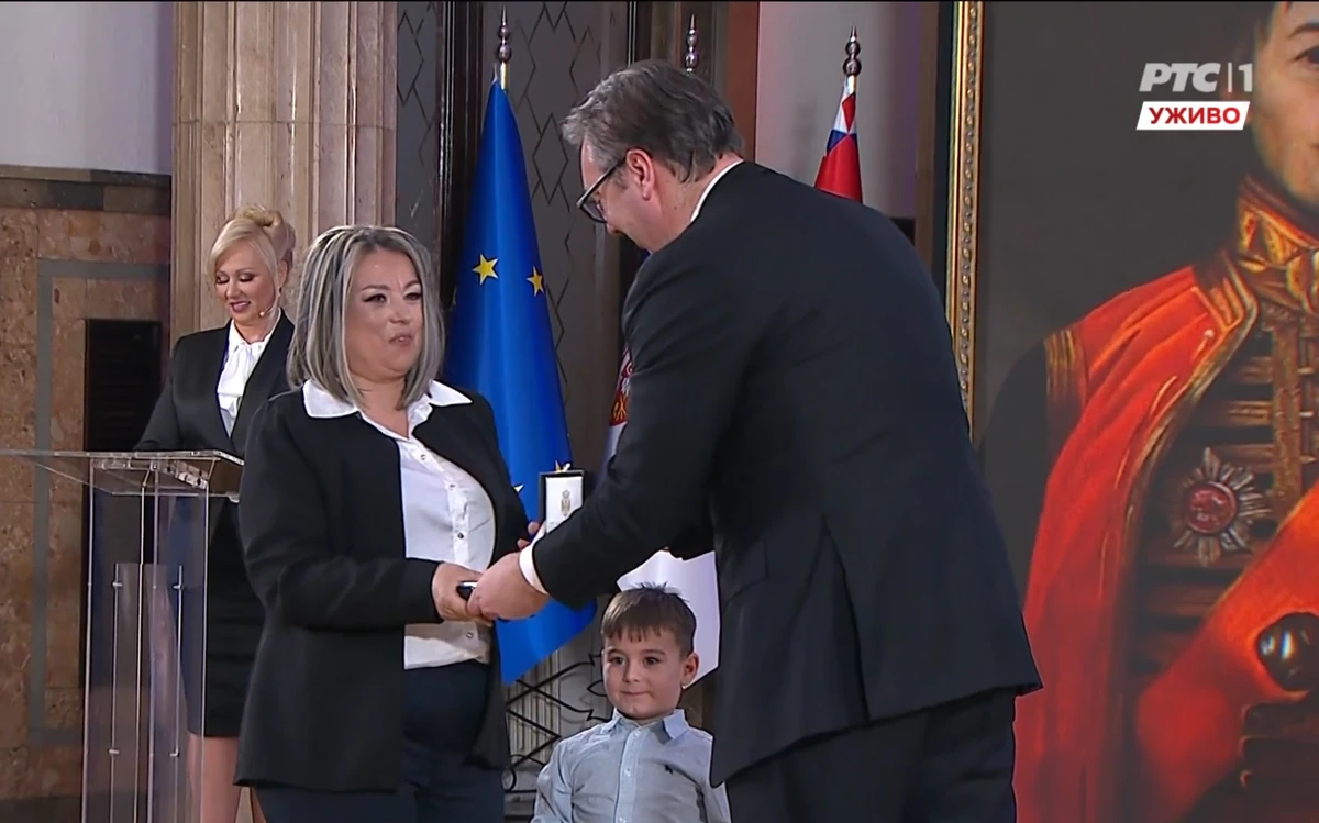 Majka Jasmina ih dvanaestoro rodila, sad je za to i medalju dobila: “Ljudi nas gledaju popreko kad se pojavimo na ulici”