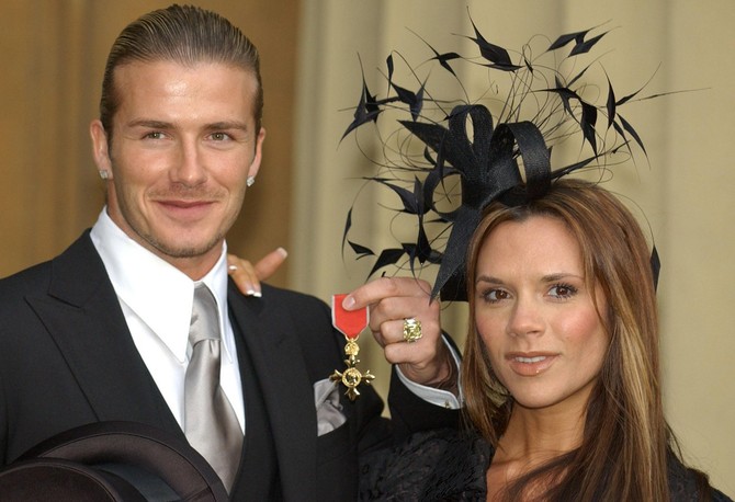 Viktorija i Dejvid Bekam 2004, u Bakingemskoj palati, na dan kada je on primio "OBE" nagradu