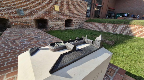 Basteja Hioba po remoncie zyskała wykonaną z brązu makietę