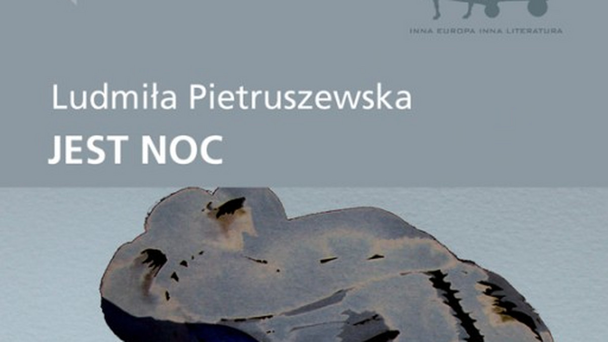 Piękne książki zazwyczaj są smutne, rzadko jednak zdarza się w literaturze coś tak przygnębiającego jak "Jest noc" Ludmiły Pietruszewskiej. Powieść ta, napisana ponad dwadzieścia lat temu, stanowi niespełna 130-stronicowy monolog kobiety, której życie trudno nazwać inaczej niż piekłem.