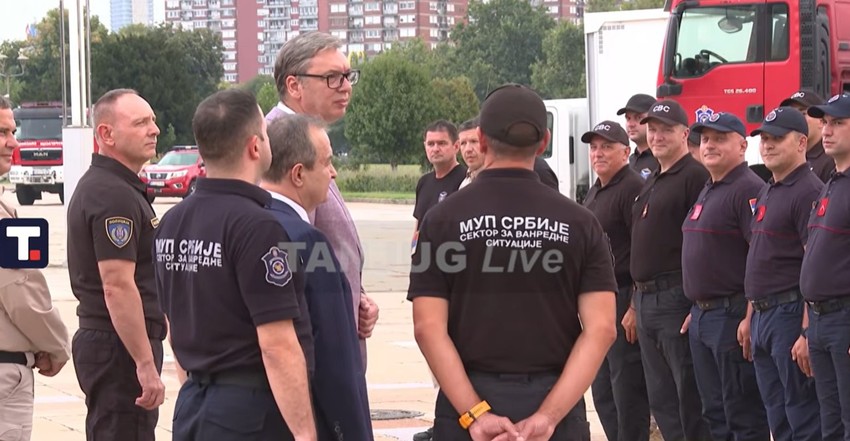 Vučić dočekao vatrogasce