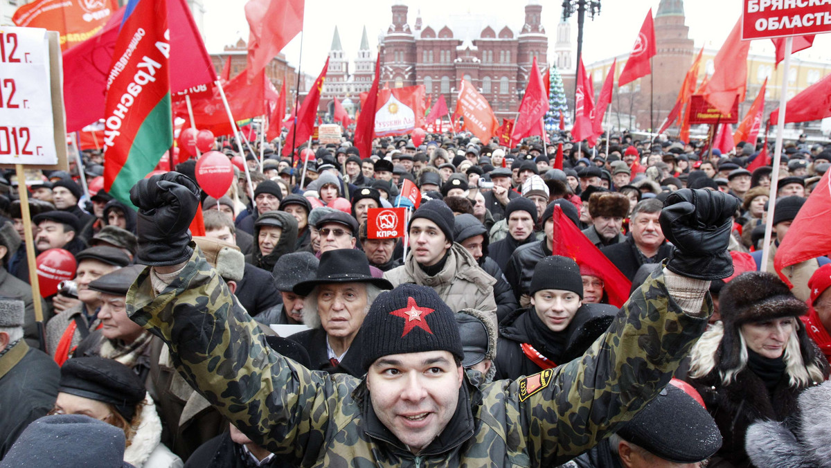 Około 5 tys. stronników Komunistycznej Partii Federacji Rosyjskiej (KPRF) przyszło w niedzielę na Plac Maneżowy, przed murami Kremla, aby zaprotestować przeciw nieuczciwym wyborom do Dumy Państwowej z 4 grudnia. Występując na wiecu w Moskwie, lider KPRF Giennadij Ziuganow oświadczył, że "tak brudnych, obrzydliwych wyborów, jak te z 4 grudnia, w Rosji w ostatnich 20 latach nie było".