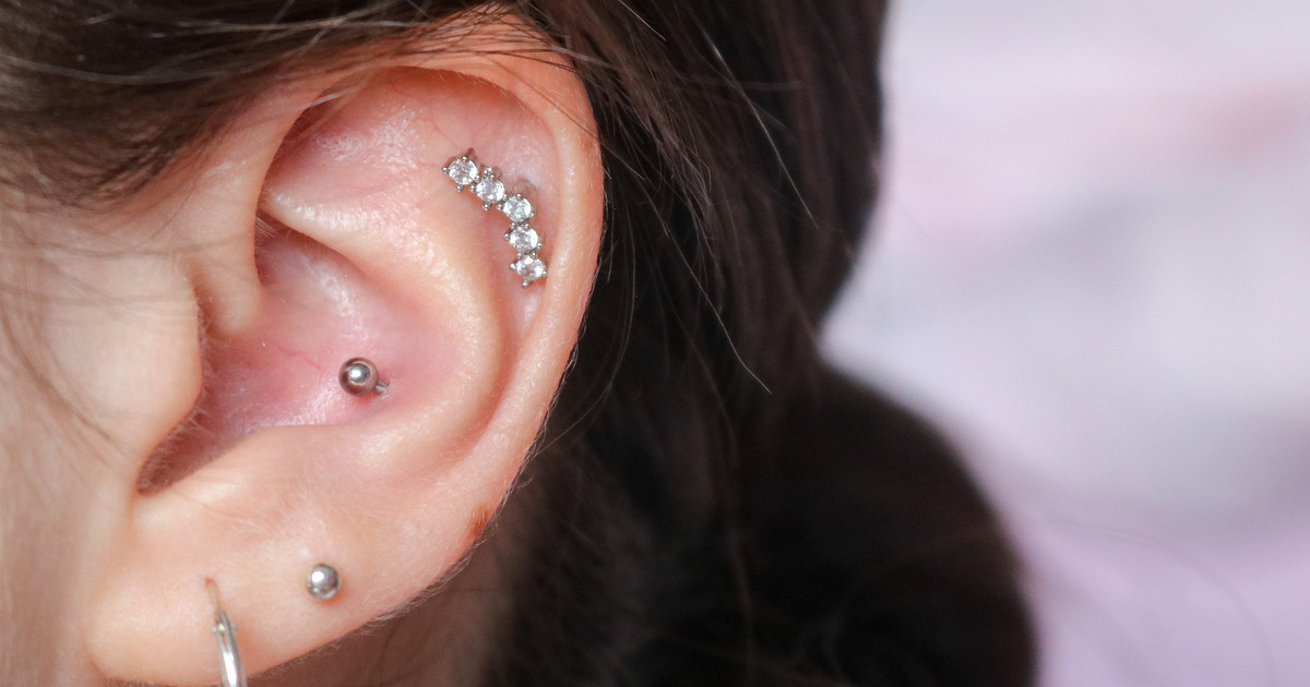 Piercing ucha - metody i rodzaje piercingu. Jak pielęgnować ucho po  przekłuciu?
