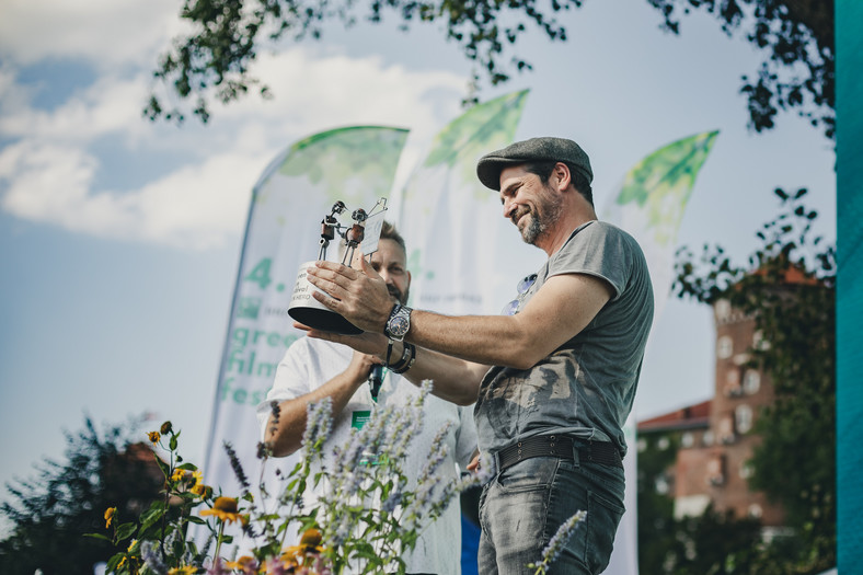 Paweł Deląg odbiera statuetkę Green Hero podczas 4. BNP Paribas Green Film Festival