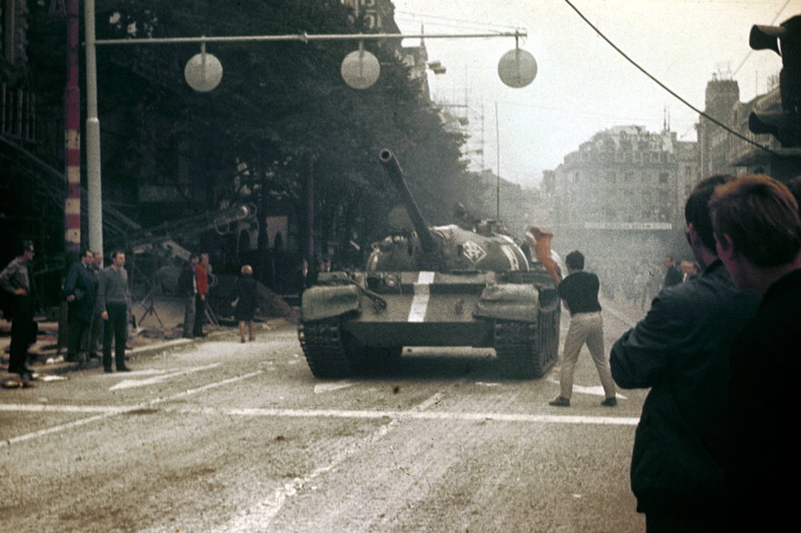 Radziecki czołg w Pradze w sierpniu 1968 roku.