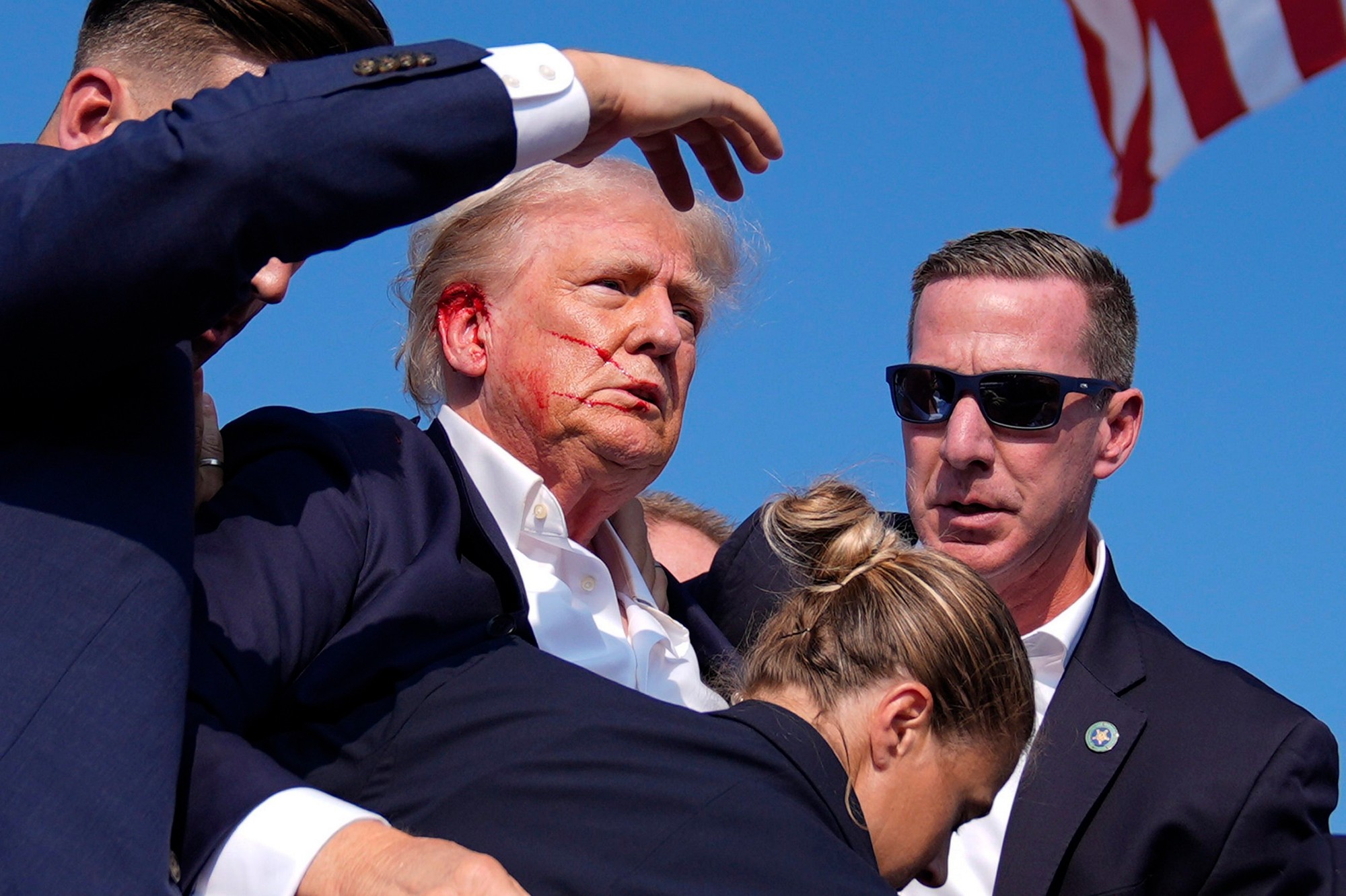 Na predvolebnom mítingu Donalda Trumpa sa strieľalo.