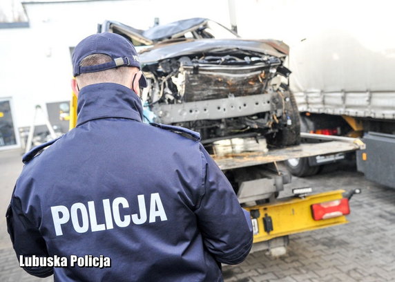 Zniszczona mazda wyciągnięta z rzeki Warty