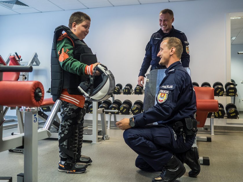 Policjanci na sygnale wieźli rannego Kacpra