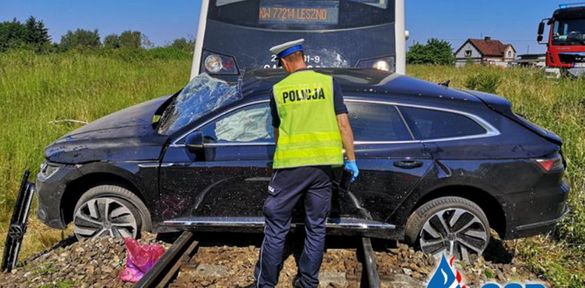 Tragiczny wypadek na przejeździe. Auto wjechało prosto pod szynobus